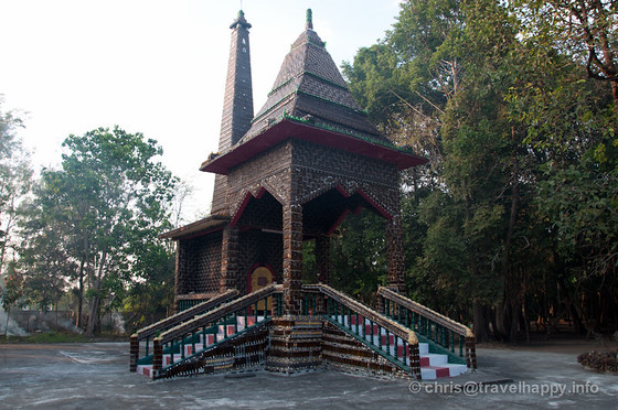 beer-bottle-temple-wat-lan-khuat-sisaket-thailand-257-560x560.jpg